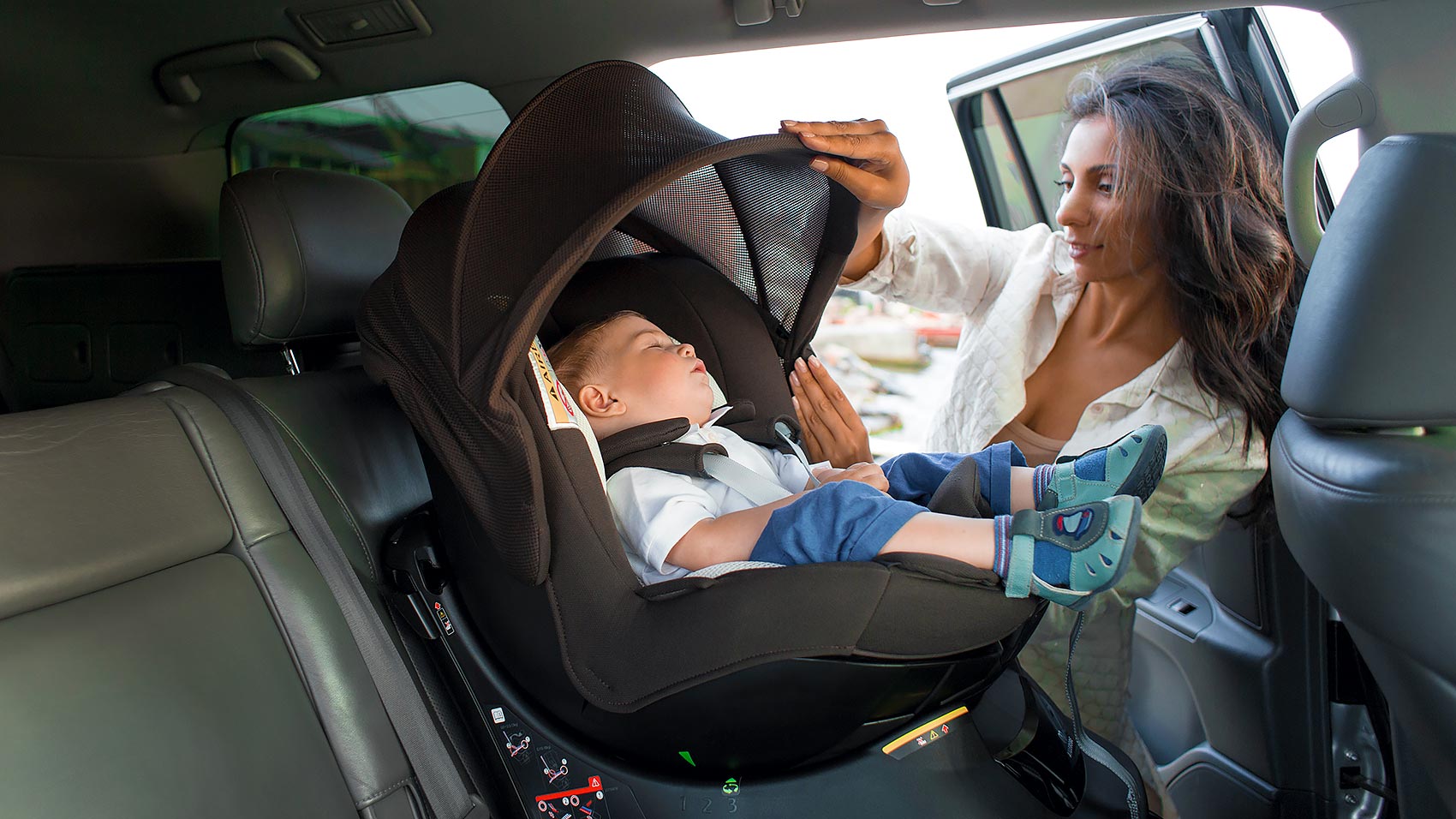 CarMate Kurutto NT2 Premium в машине с ребёнком
