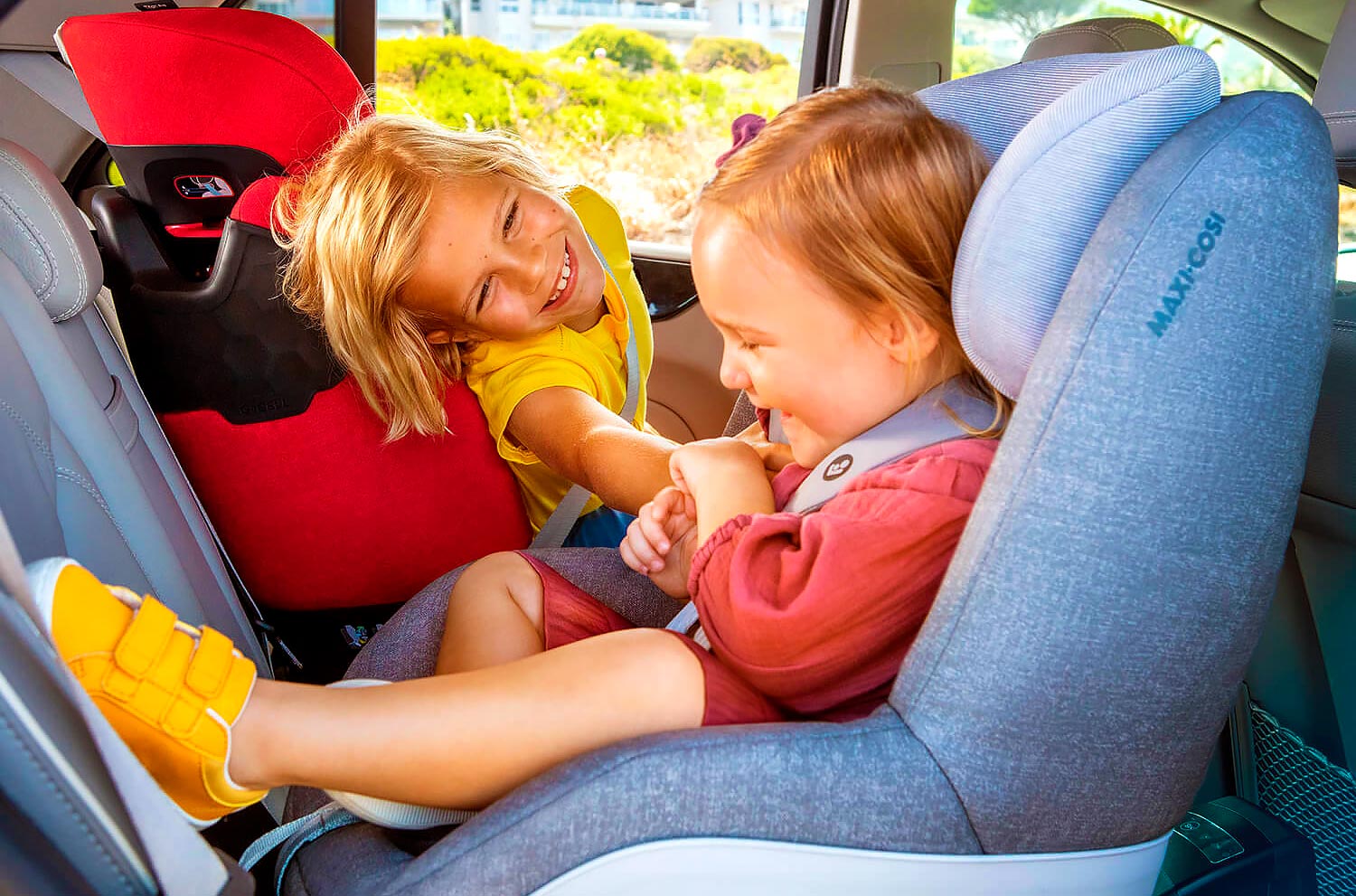 Maxi-Cosi Pearl Pro 2 i-Size - автокресло с детьми в машине