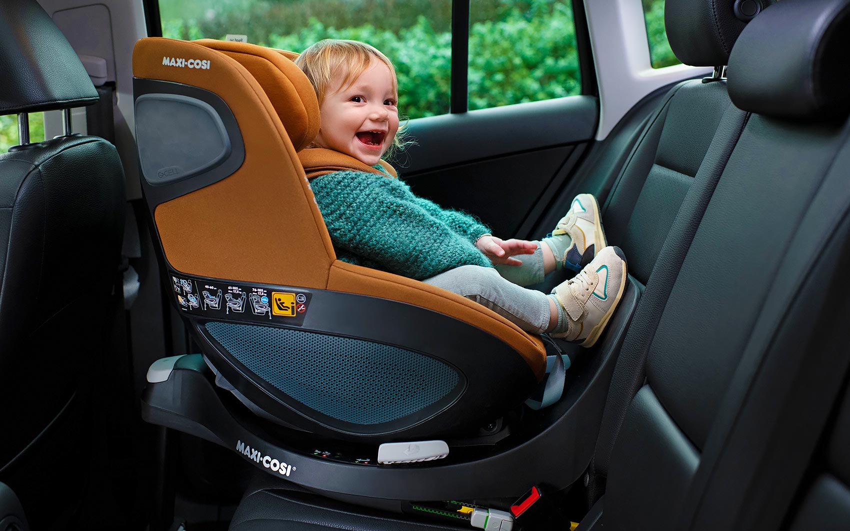 Maxi-Cosi Pearl 360 - автокресло с ребёнком в машине