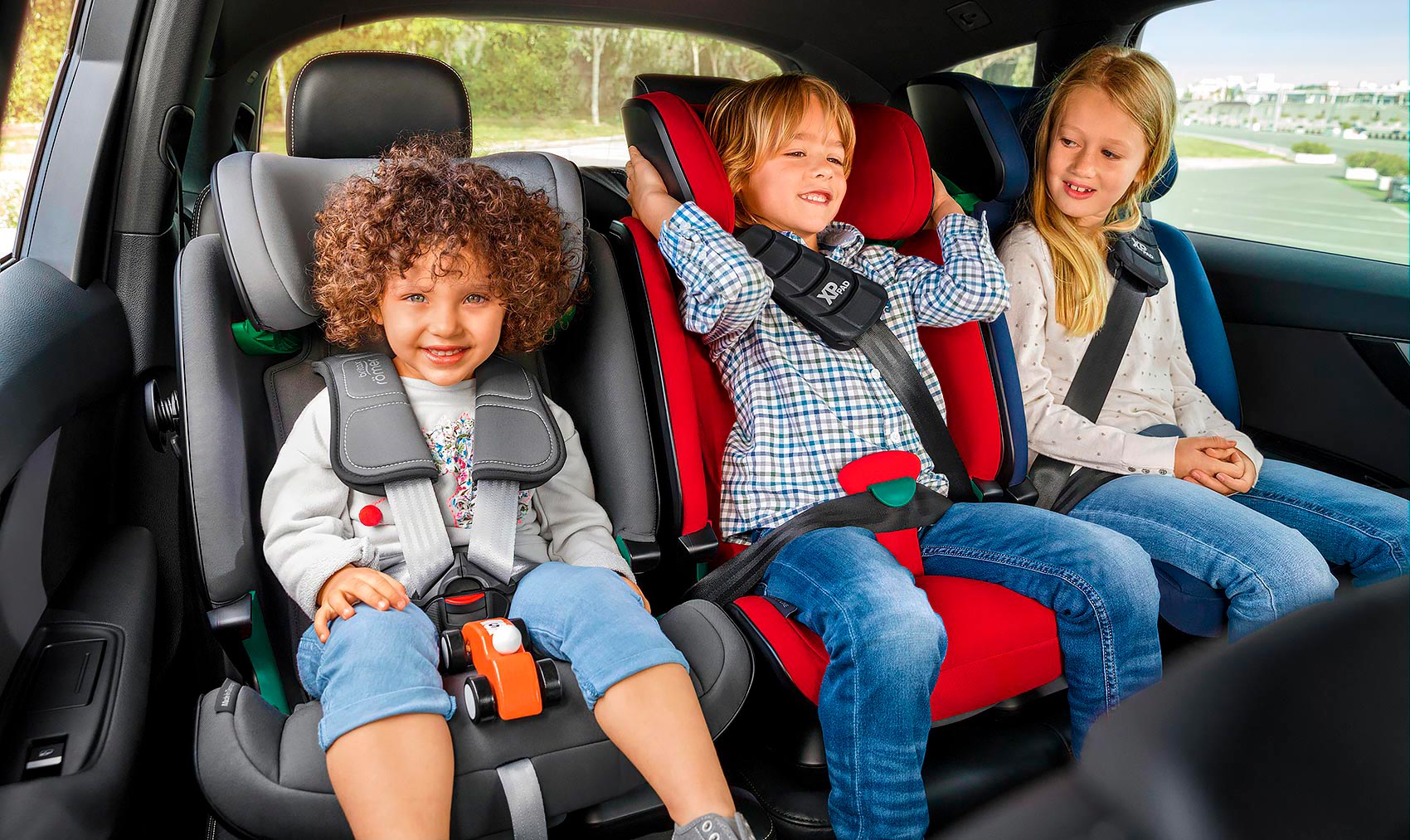 Britax Römer Advansafix i-Size - автокресло с ребёнком в машине