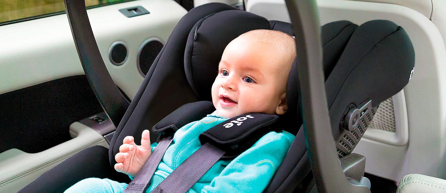 Joie i-Level (i-Size) - автокресло с ребёнком в машине