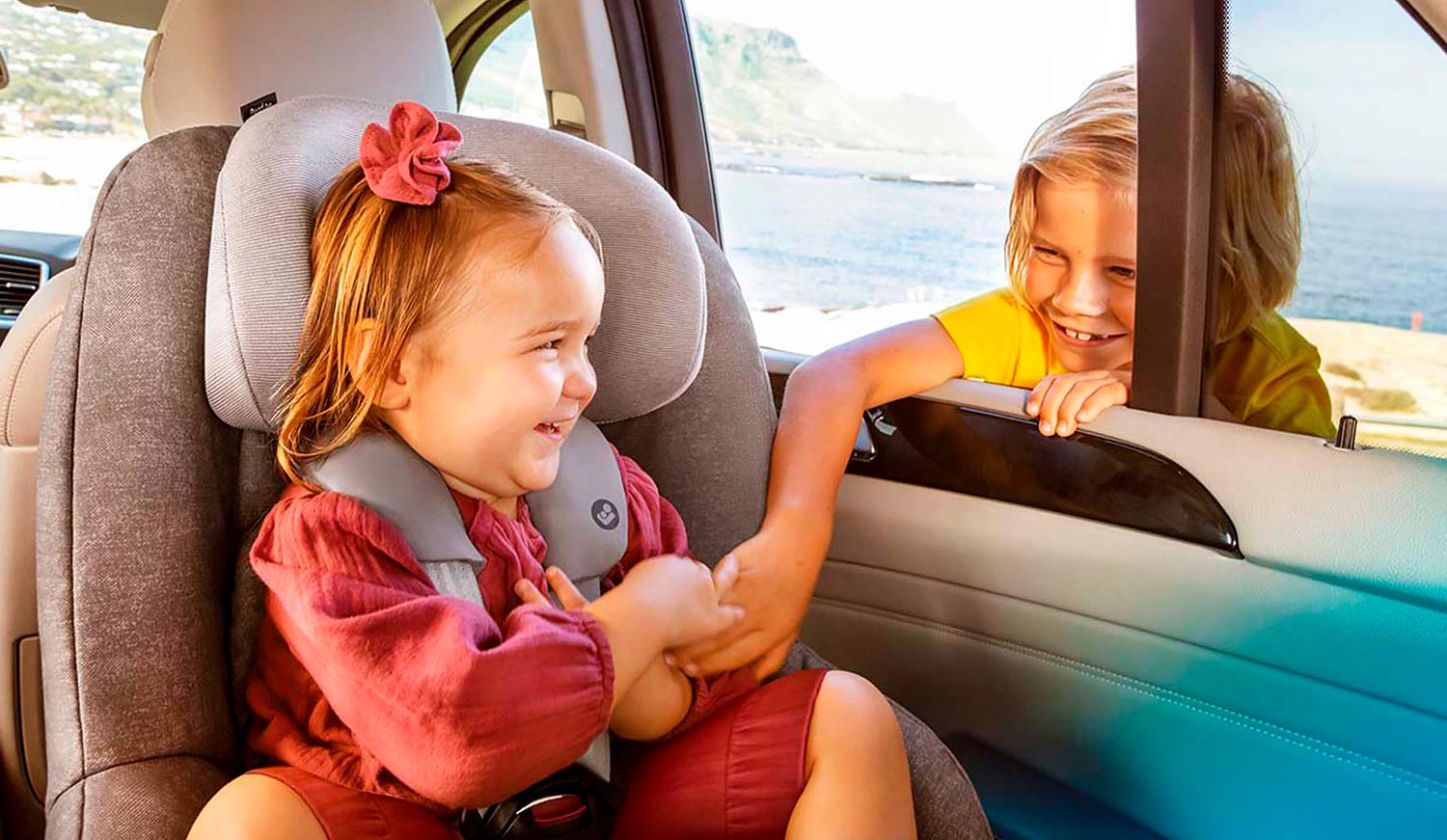 Maxi-Cosi Pearl Smart i-Size - автокресло с ребёнком в машине