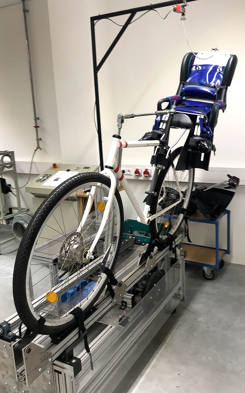 Лаборатория Britax Römer - тест автокресла на велосипеде