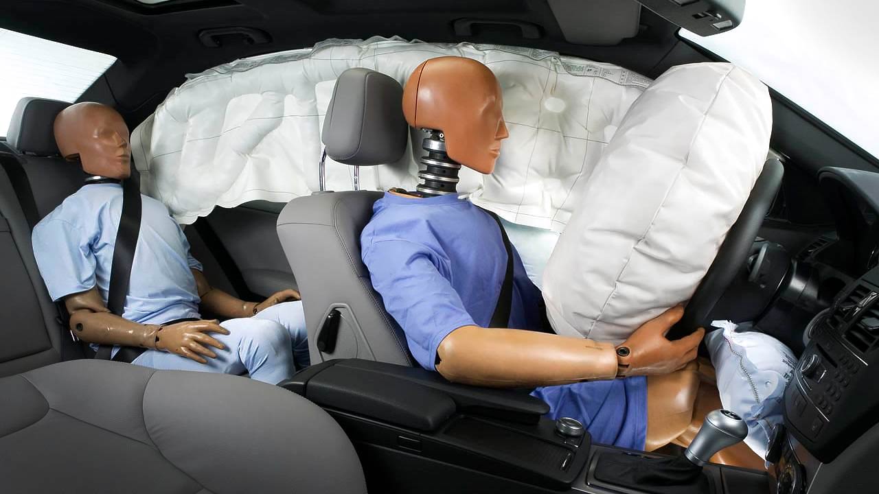 Подушки безопасности в салоне автомобиля