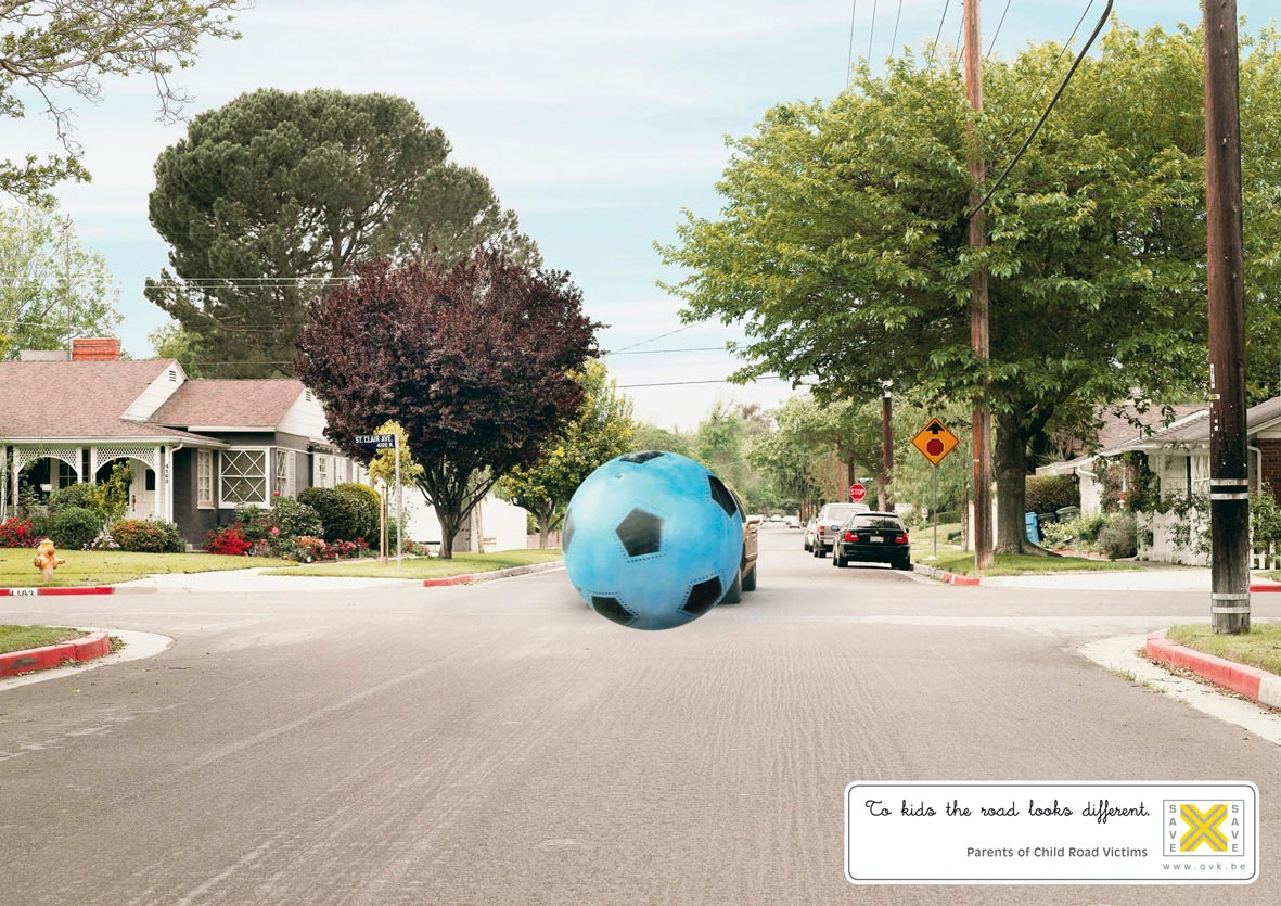 Дети не видят автомобили, когда играют. Футбольный мяч закрывает машину