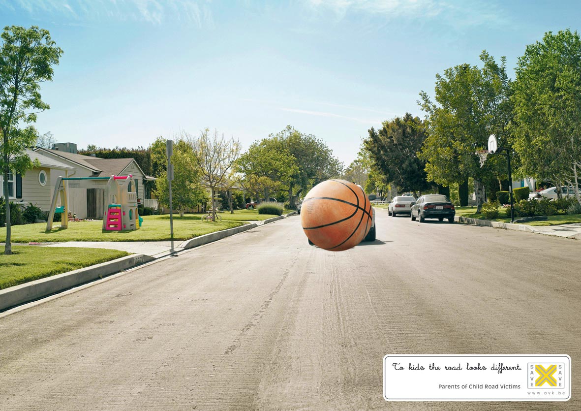 Дети не видят автомобили, когда играют. Баскетбольный мяч закрывает машину