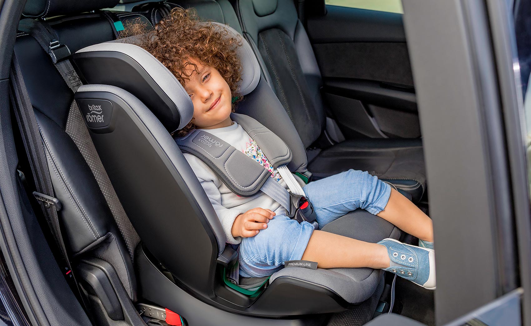 Britax Römer Advansafix M i-Size - автокресло в машине с ребёнком