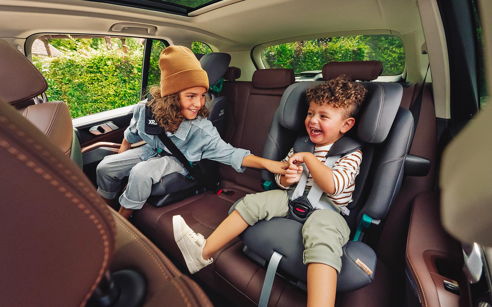 Britax Römer Advansafix Pro - дети в автокресле в машине