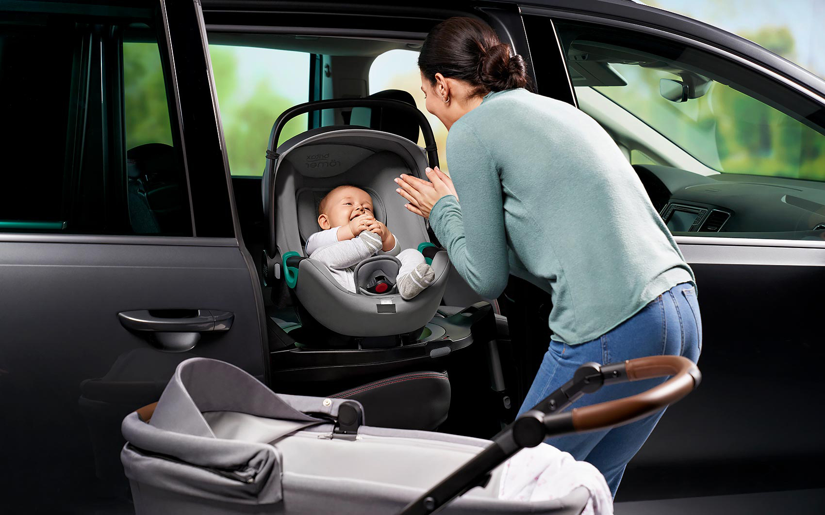 Britax Römer Baby-Safe 3 i-size - ребёнок в поворотном автокресле