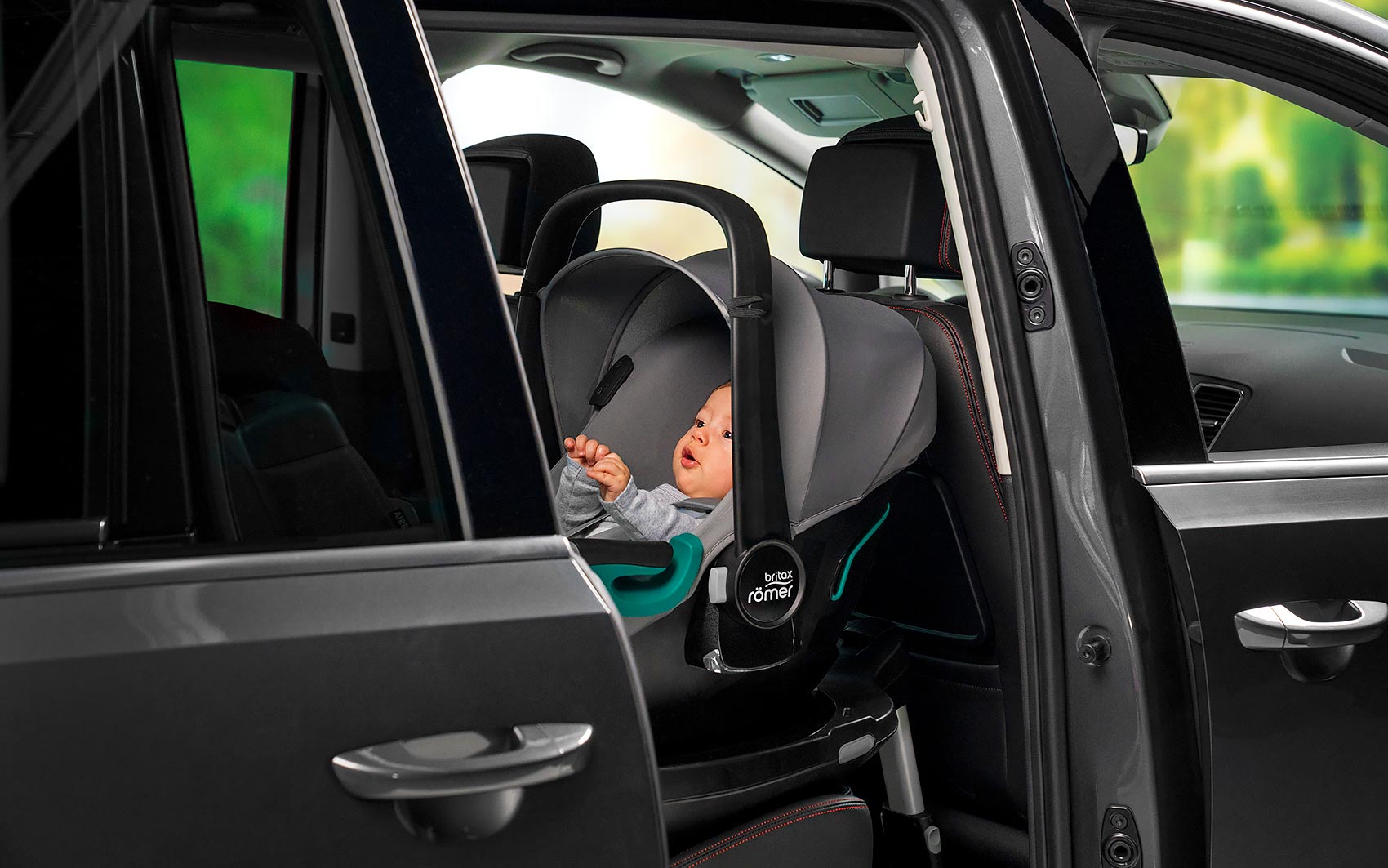 Britax Römer Baby-Safe isense - ребёнок в автокресле в машине