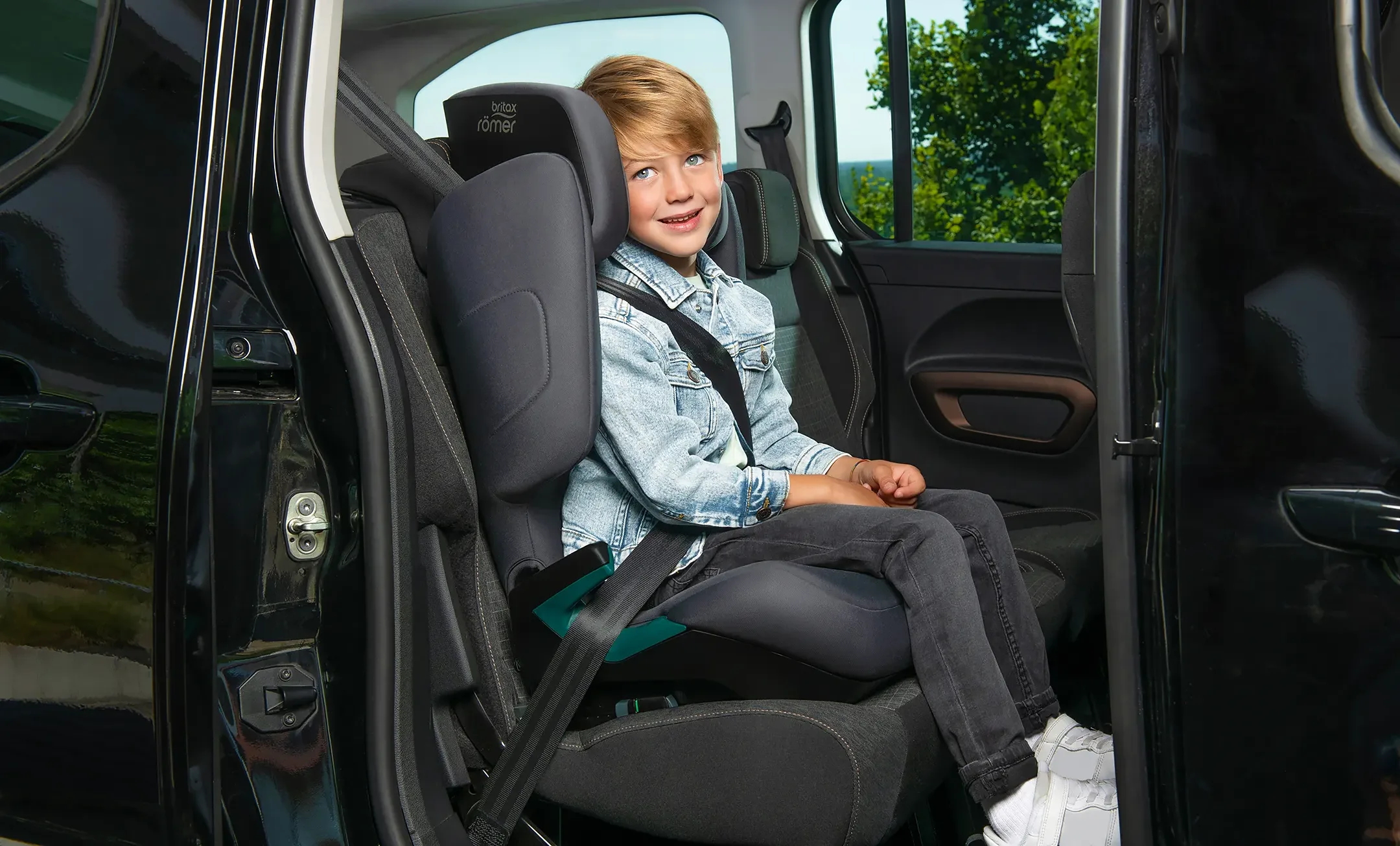Britax Römer Discovery plus 2 - автокресло в машине с мальчиком