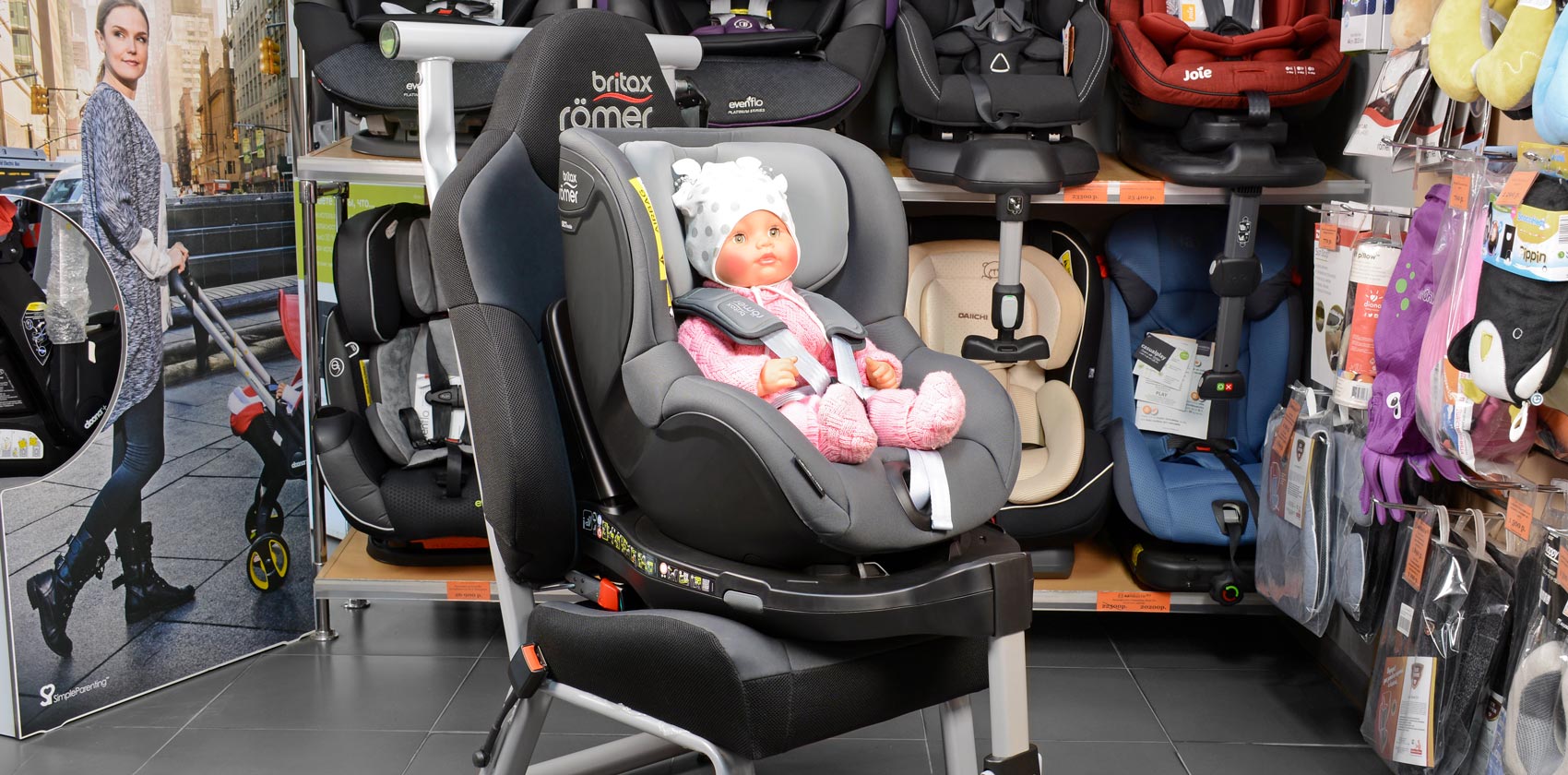 Britax Römer Dualfix i-Size ребёнок в кресле по ходу движения