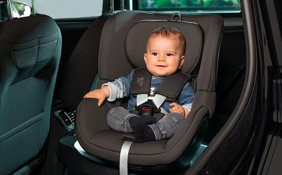 Britax Römer Dualfix Plus - ребёнок в машине в автокресле с поворотом