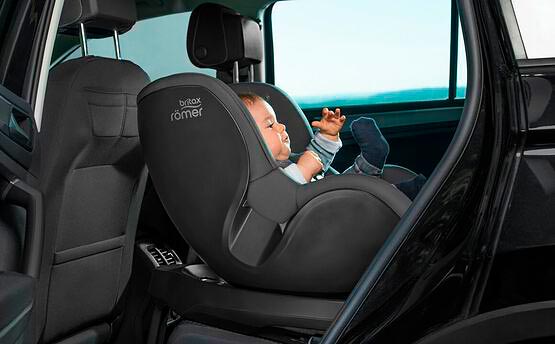 Britax Römer Dualfix Plus - ребёнок в машине в автокресле