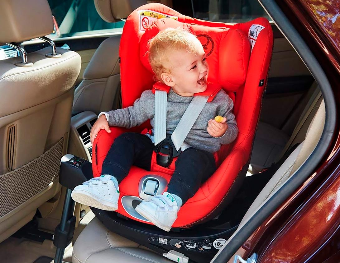 Cybex Sirona Z i-Size с ребёнком в машине