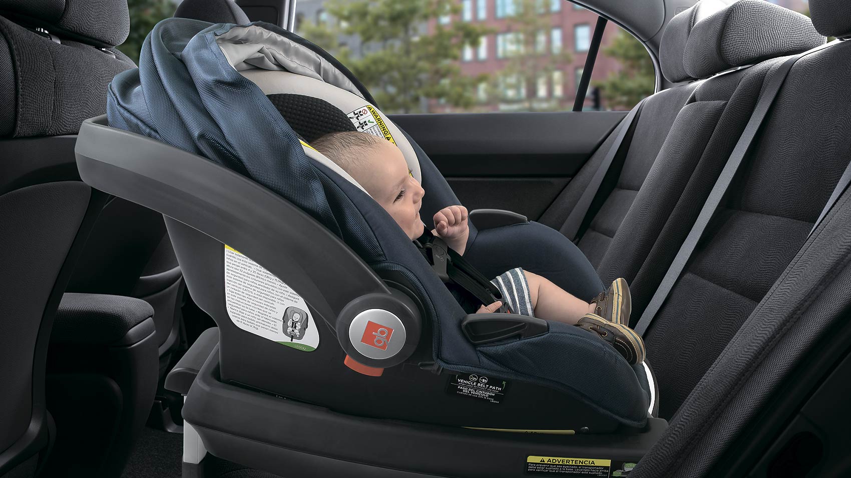GB Asana DLX - в автомобле с ребёнком