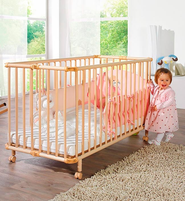 Складная кроватка Geuther Mayla в интерьере с ребёнком