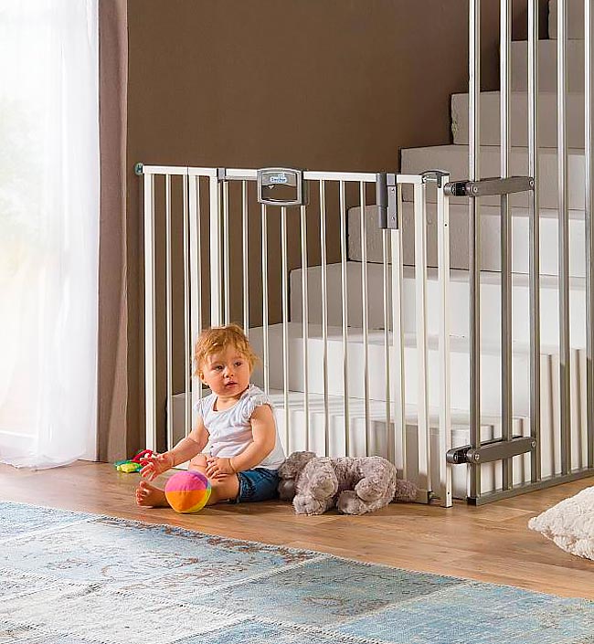 Geuther EasyLock Plus с креплением к лестнице - ворота в интерьере с ребёнком