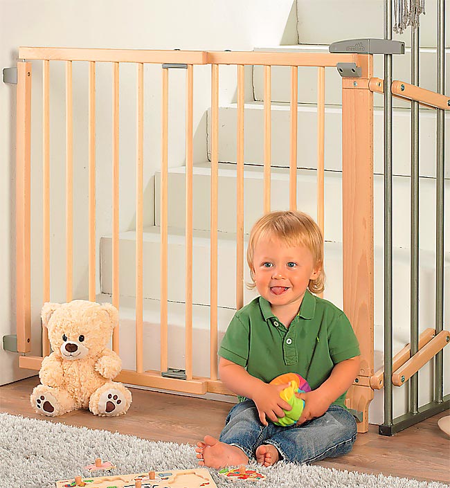 Geuther Plus - ворота безопасности с ребёнком в интерьере