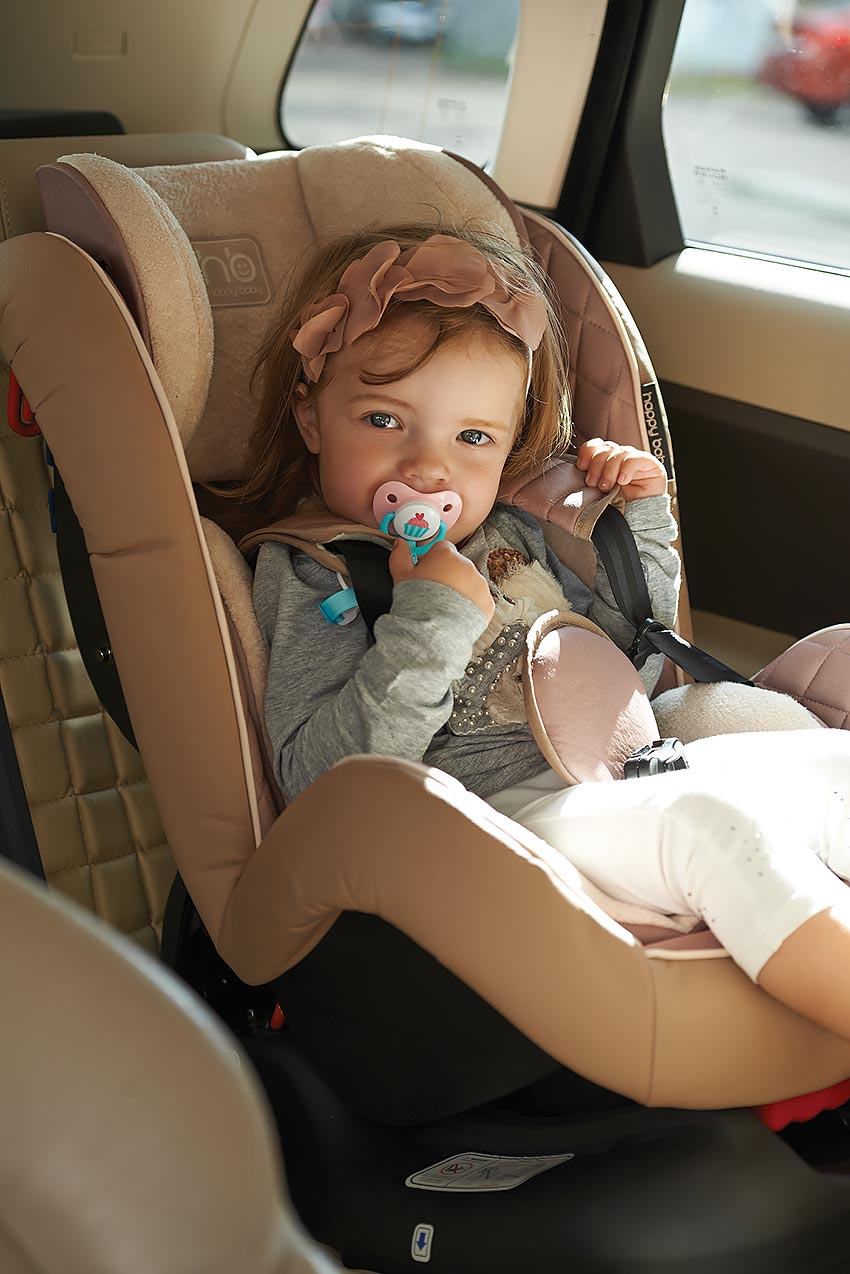 Happy Baby - ребёнок в машине в автокресле