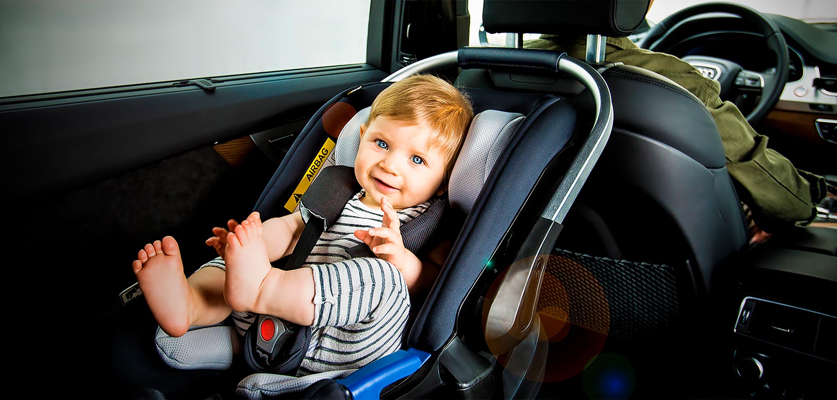 Hauck Select Baby - автокресло с ребенком в машине