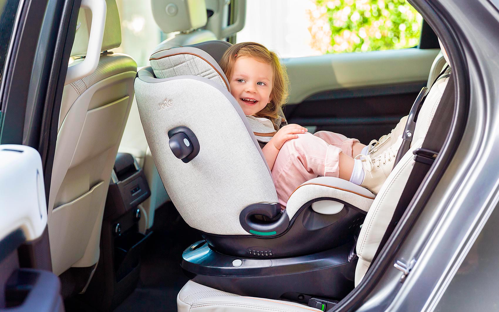 Joie i-Spin 360 Grow - автокресло в машине с ребенком