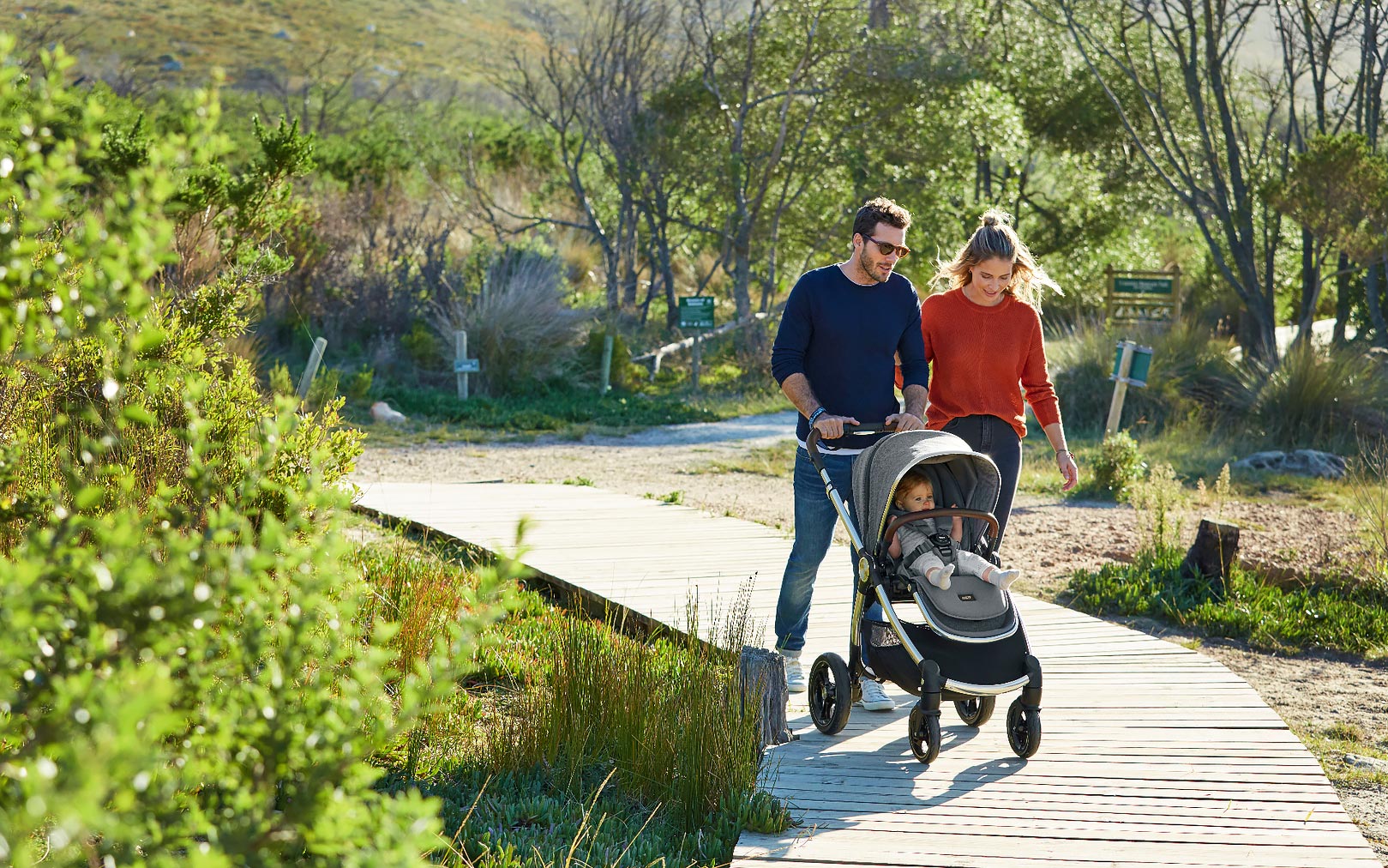 Mamas&Papas Ocarro - семья с коляской на природе