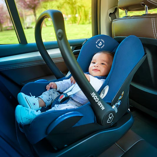 Maxi-Cosi CabrioFix - автолюлька с ребёнком в машине 