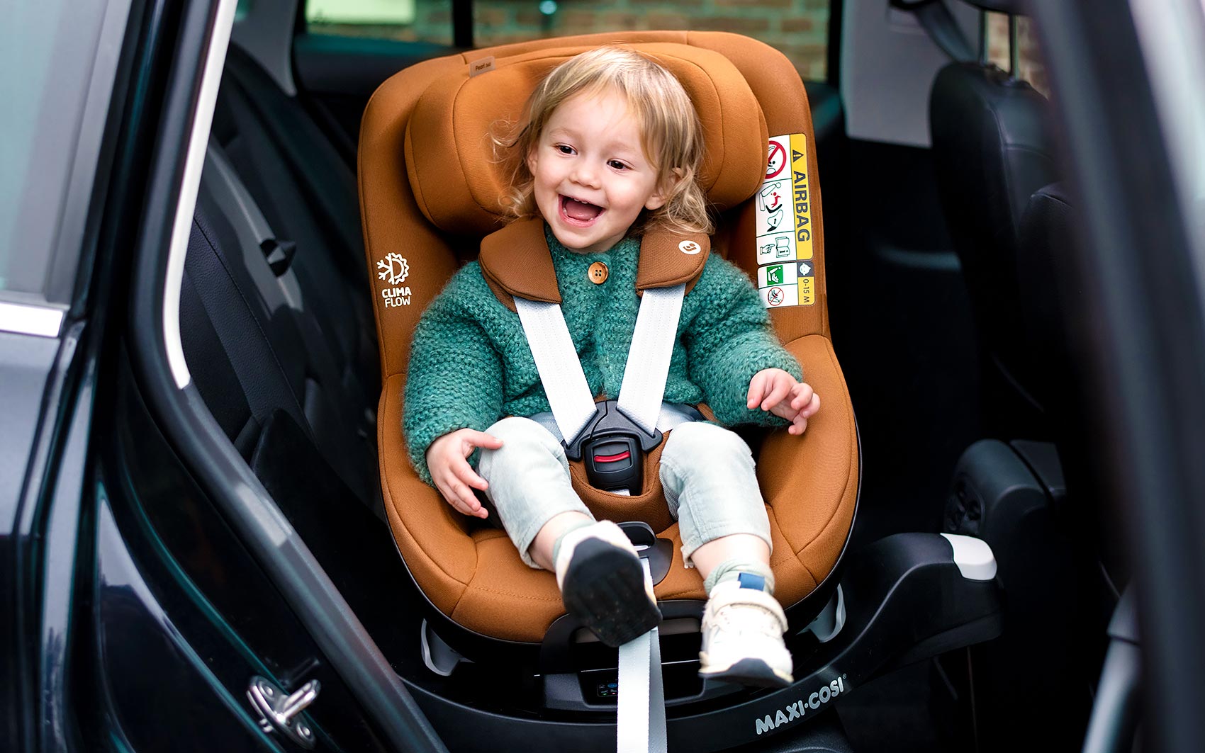 Maxi-Cosi Pearl 360 - ребёнок в автокресле, поворот