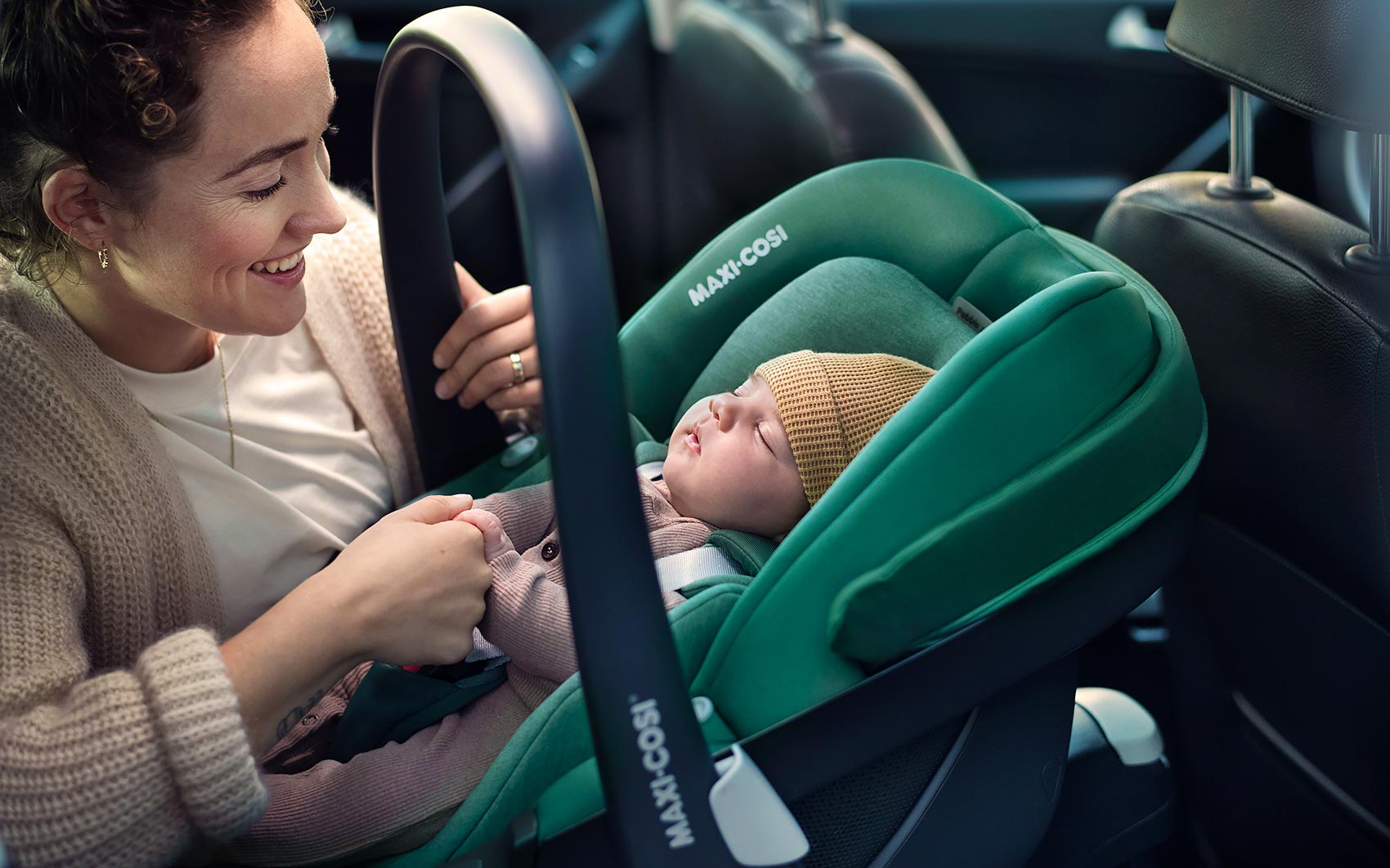 Maxi-Cosi Pebble 360 - автокресло с ребенком в машине