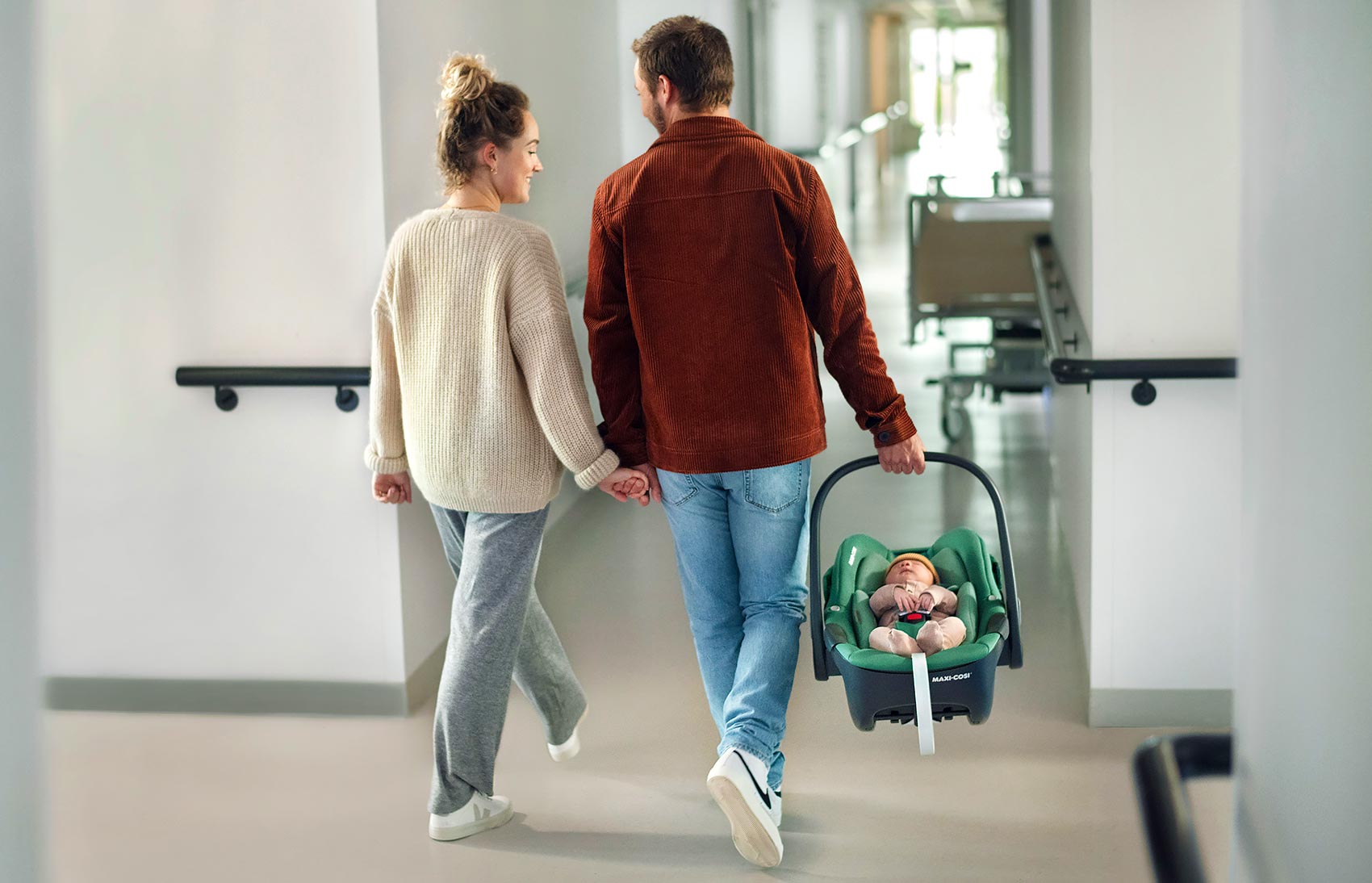 Maxi-Cosi Pebble 360 - автокресло с ребенком с родителями