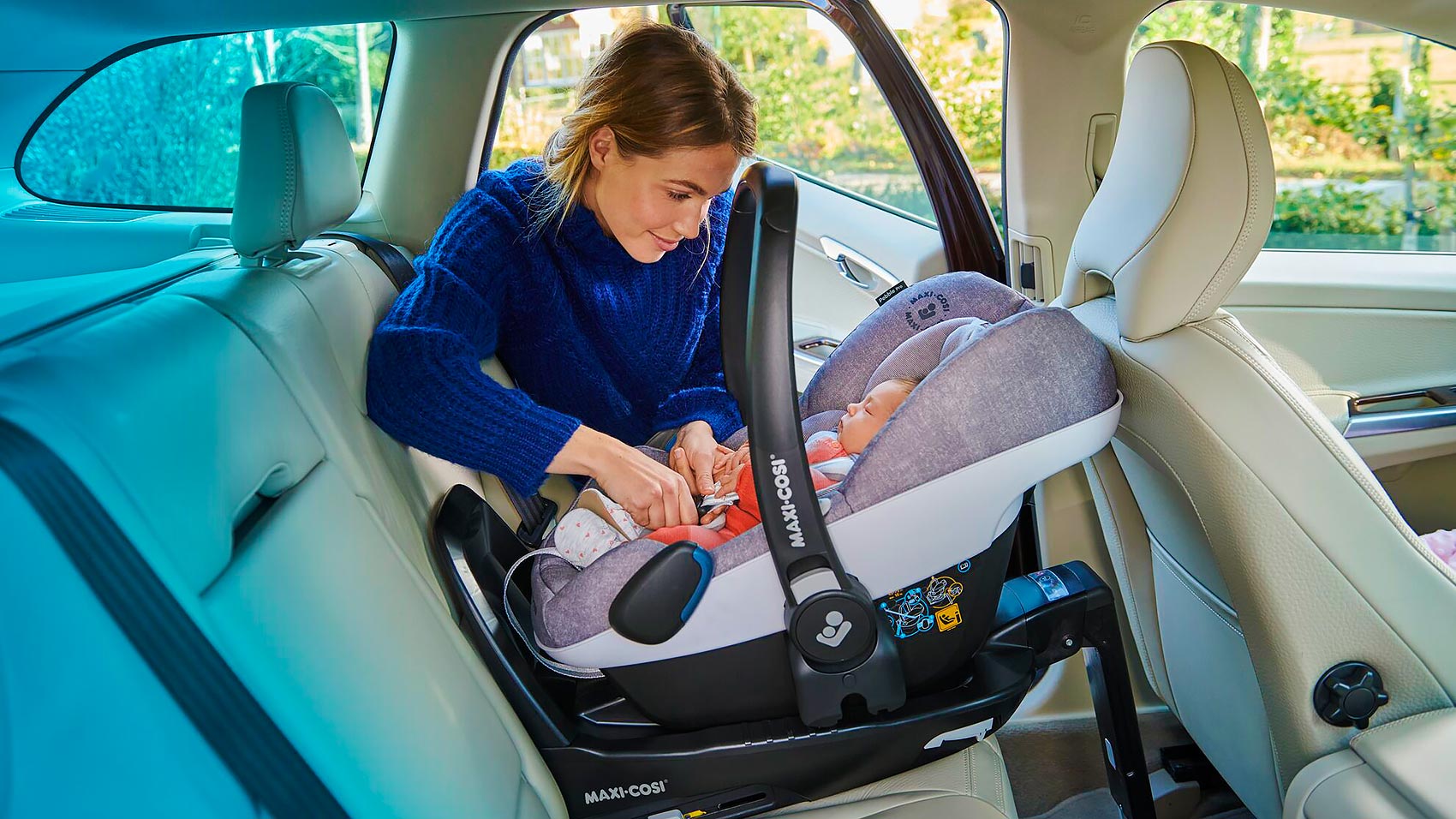 Maxi-Cosi Pebble Pro i-Size в машине с ребенком