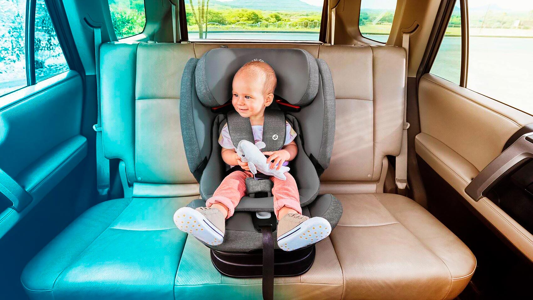 Maxi-Cosi Titan Pro с ребенком в машине