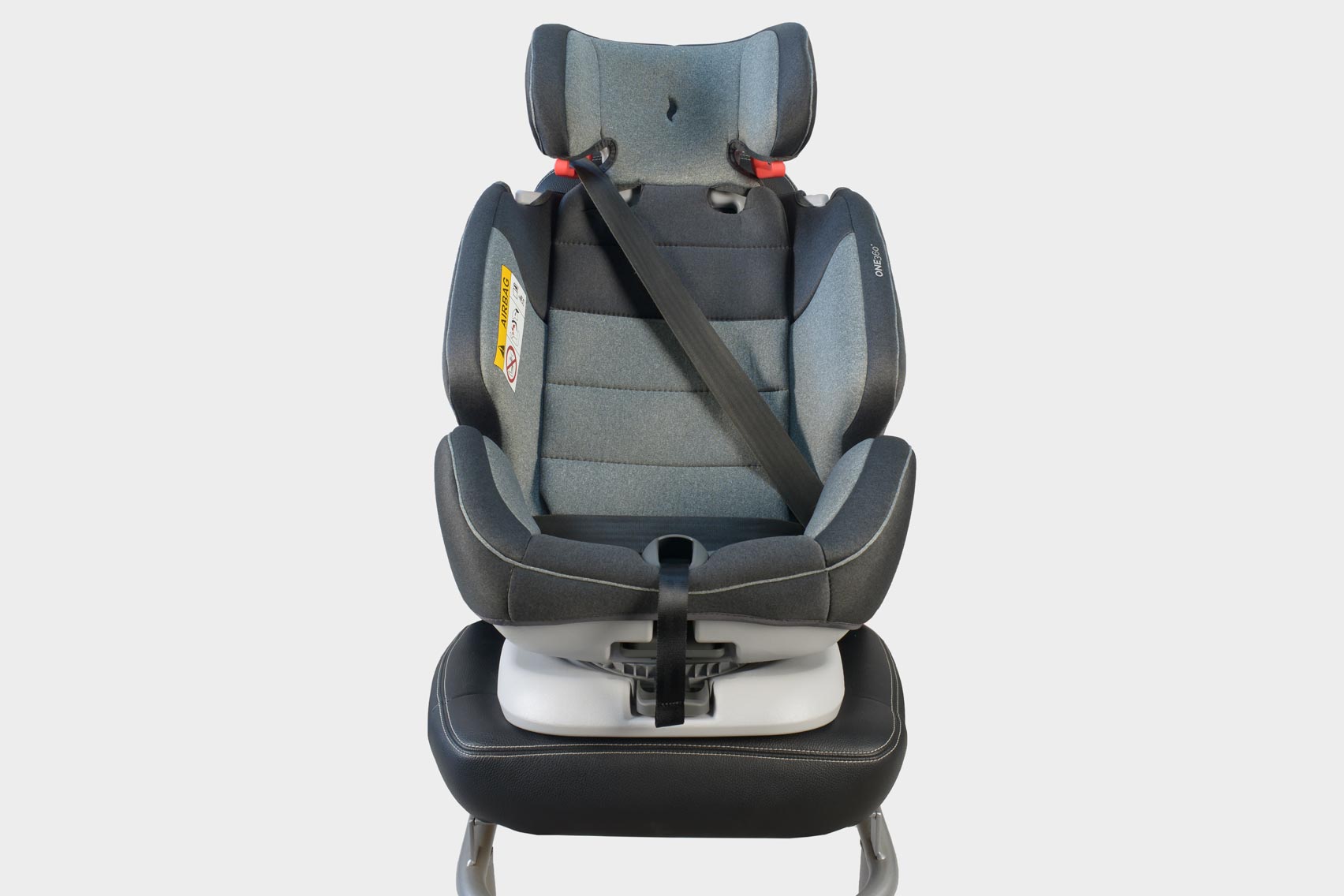 Фиксация детского кресла в автомобиле ремнями