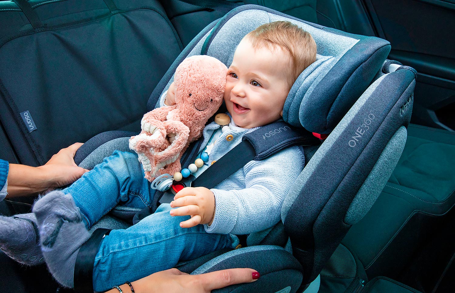 Osann One 360 - автокресло с ребенком в машине