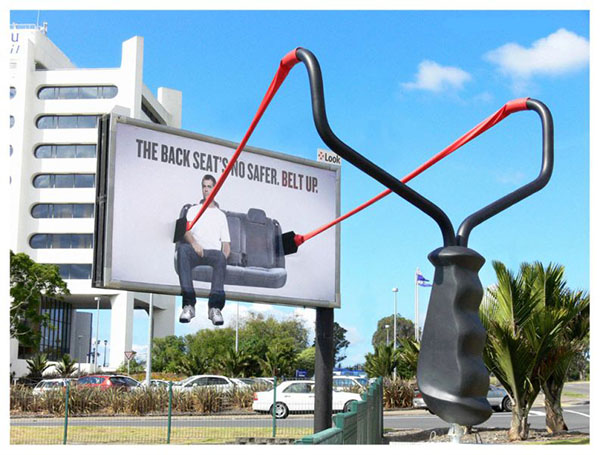Реклама безопасности дорожного движения: ремни на задних сиденьях